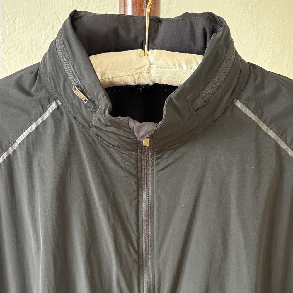 Men’s Lululemon rain/windbreaker  jacket.